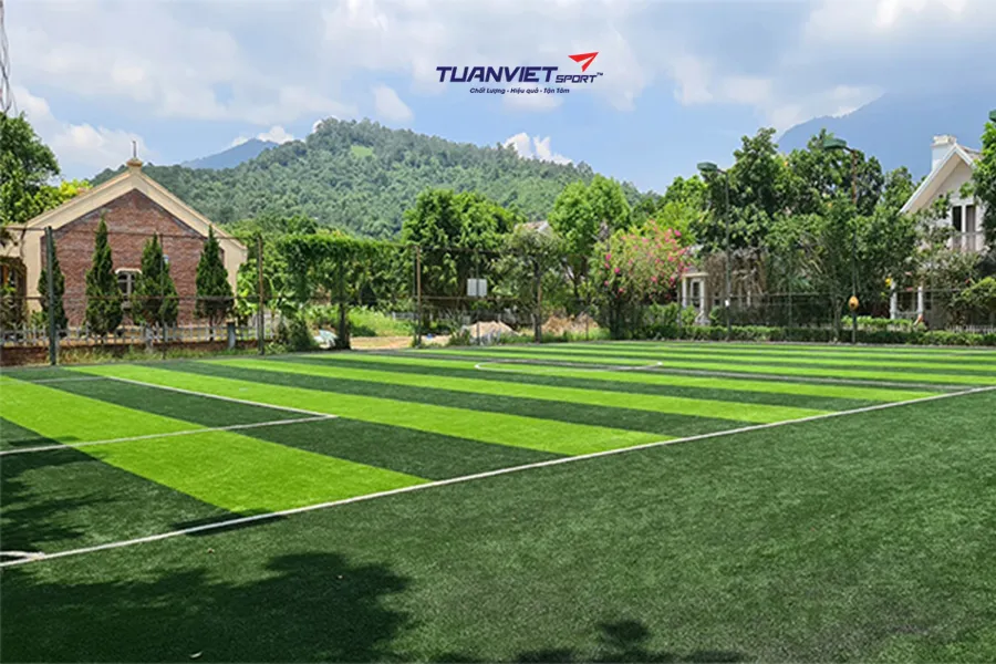 &Yacute; tưởng thiết kế s&acirc;n cỏ nh&acirc;n tạo kết hợp s&acirc;n b&oacute;ng mini tại resort