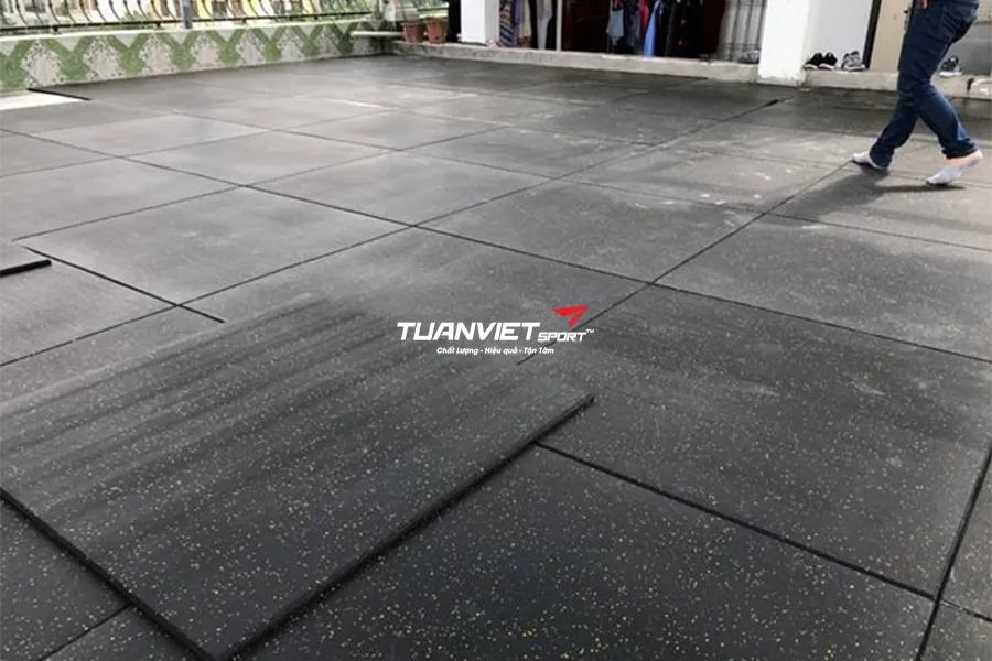 Bí quyết vệ sinh và bảo dưỡng sàn phòng gym chống trơn trượt hiệu quả
