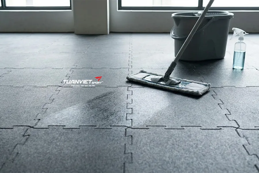 Hướng dẫn cách vệ sinh gạch cao su đơn giản hiệu quả cho mọi không gian
