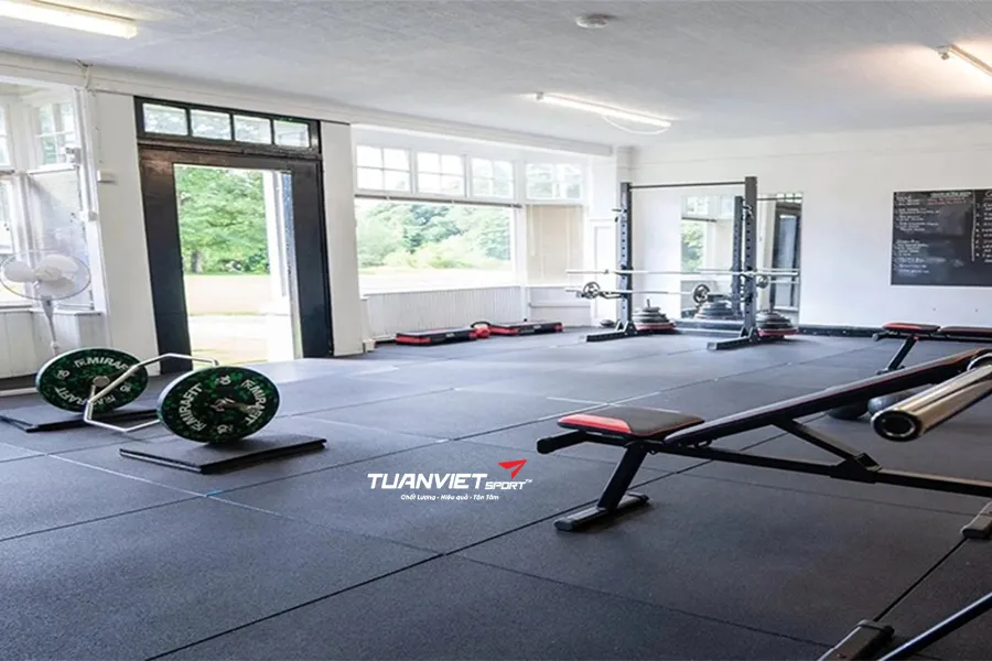 Kỹ thuật thi công thảm cao su phòng gym đúng chuẩn