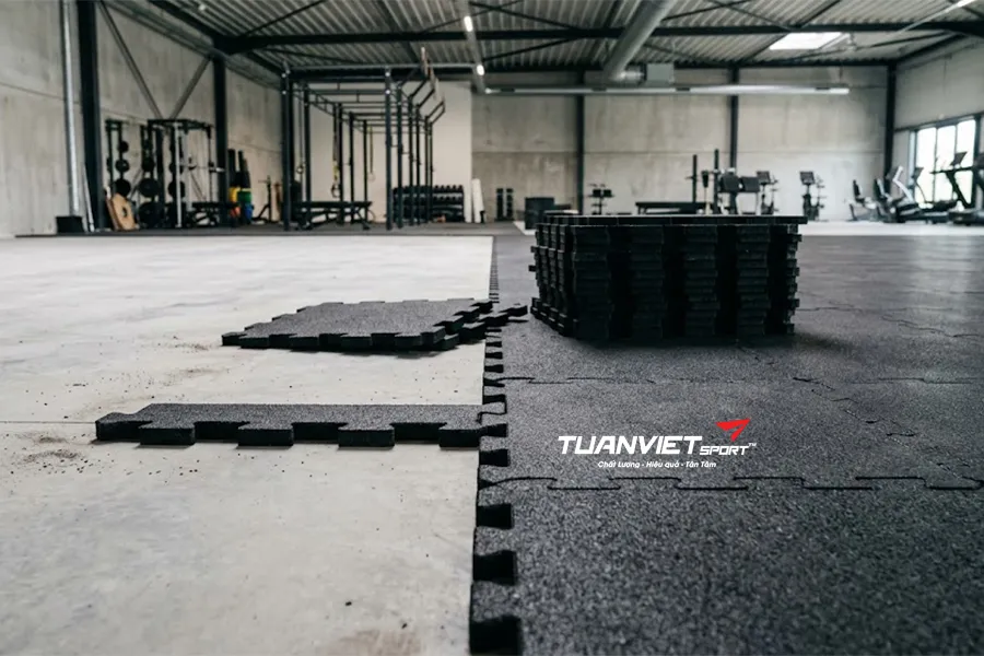 Kỹ thuật thi công thảm cao su phòng gym đúng chuẩn