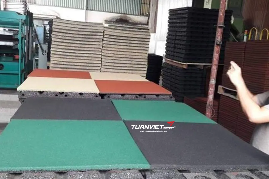 Sản xuất gạch cao su từ A đến Z quy trình nguyên liệu và công nghệ thực tế