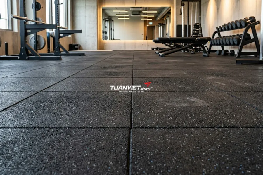 So sánh thảm cao su và gạch cao su trong phòng gym nên chọn loại nào?