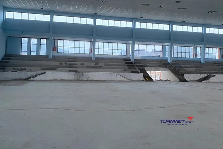 Báo giá làm sân cầu lông chi tiết theo từng hạng mục thi công