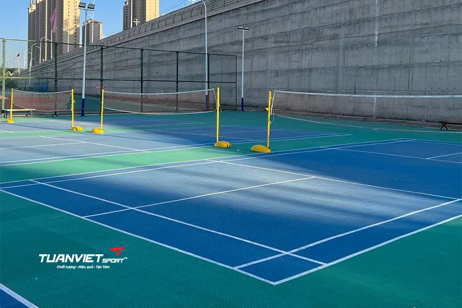 Hướng dẫn thi công sân cầu lông ngoài trời đúng kỹ thuật và an toàn