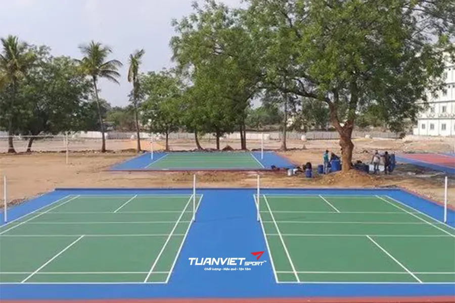 Hướng dẫn thi công sân cầu lông ngoài trời đúng kỹ thuật và an toàn