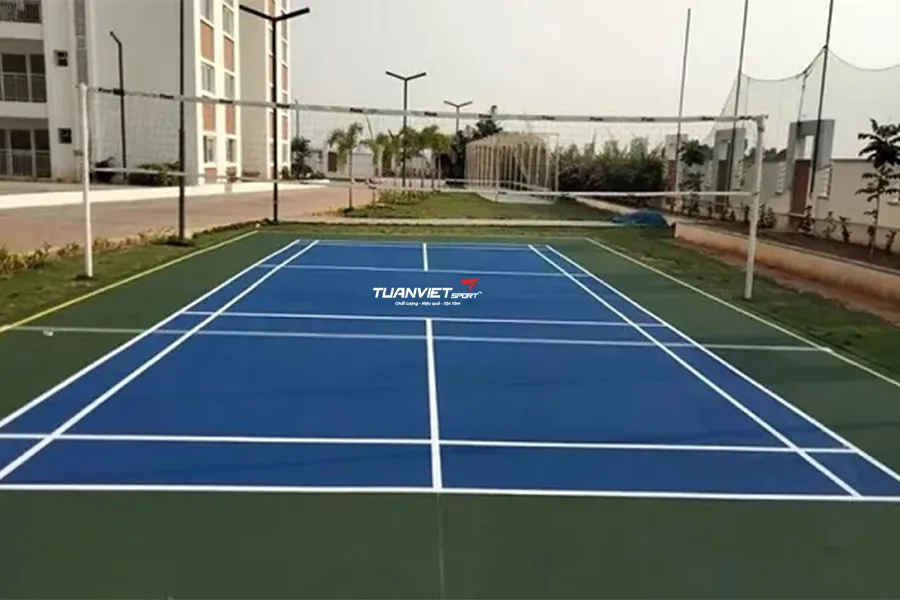 Hướng dẫn thi công sân cầu lông ngoài trời đúng kỹ thuật và an toàn