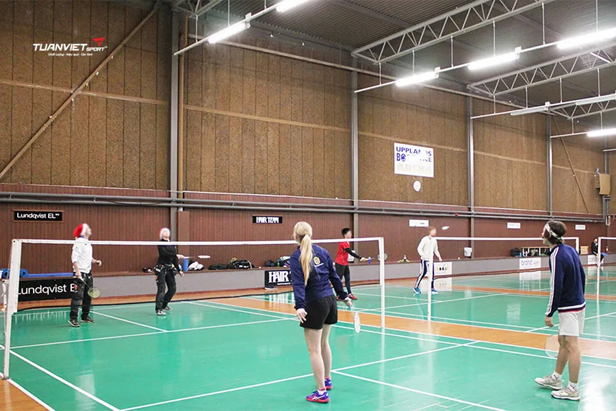 Lắp đặt đ&egrave;n LED s&acirc;n cầu l&ocirc;ng thế n&agrave;o để đủ s&aacute;ng v&agrave; kh&ocirc;ng bị l&oacute;a