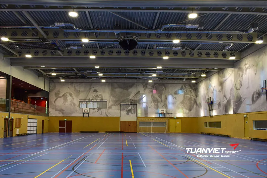 Lắp đặt đ&egrave;n LED s&acirc;n cầu l&ocirc;ng thế n&agrave;o để đủ s&aacute;ng v&agrave; kh&ocirc;ng bị l&oacute;a