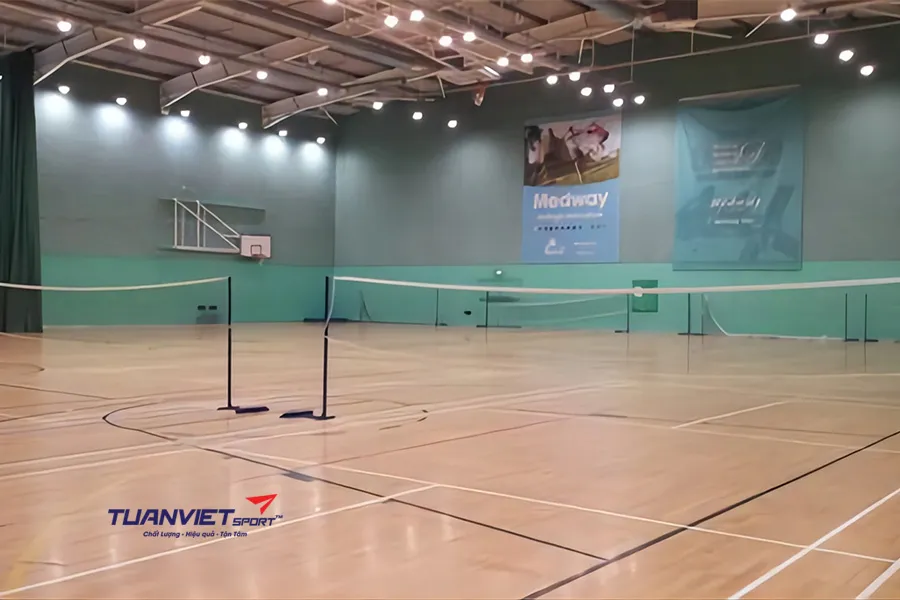 Lắp đặt đ&egrave;n LED s&acirc;n cầu l&ocirc;ng thế n&agrave;o để đủ s&aacute;ng v&agrave; kh&ocirc;ng bị l&oacute;a