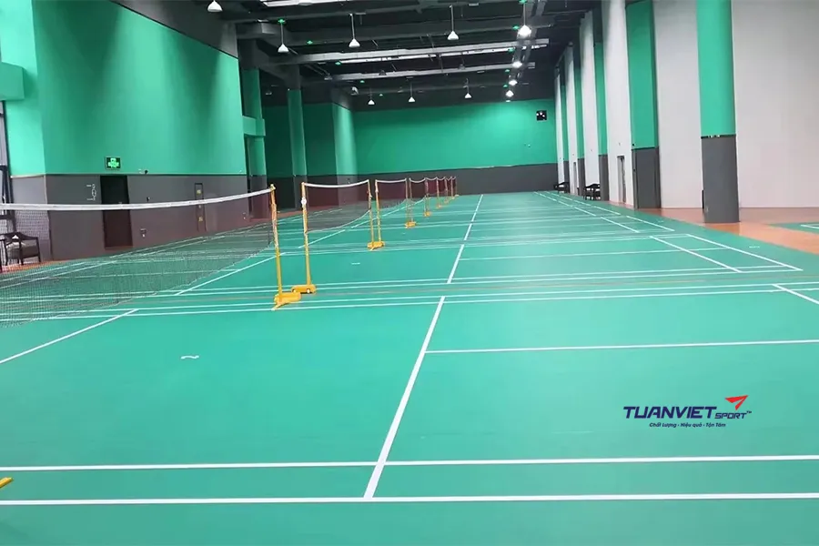 Thi c&ocirc;ng thảm s&acirc;n cầu l&ocirc;ng: Quy tr&igrave;nh ti&ecirc;u chuẩn v&agrave; những lưu &yacute; quan trọng