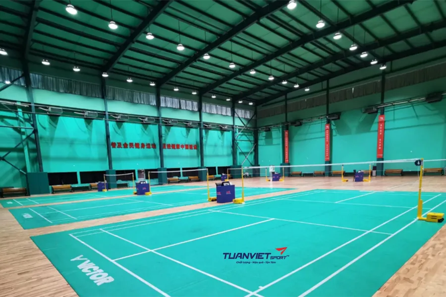 Ti&ecirc;u chuẩn chiếu s&aacute;ng s&acirc;n cầu l&ocirc;ng v&agrave; c&aacute;c loại đ&egrave;n pha LED phổ biến hiện nay