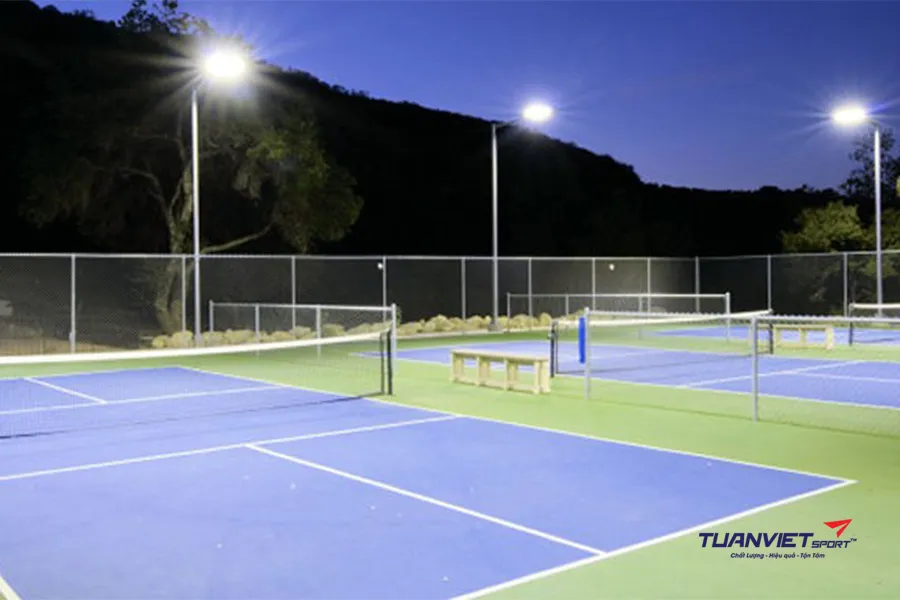 Ti&ecirc;u chuẩn chiếu s&aacute;ng s&acirc;n cầu l&ocirc;ng v&agrave; c&aacute;c loại đ&egrave;n pha LED phổ biến hiện nay