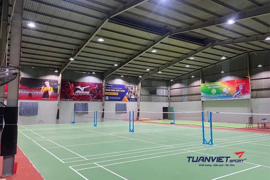 Ti&ecirc;u chuẩn chiếu s&aacute;ng s&acirc;n cầu l&ocirc;ng v&agrave; c&aacute;c loại đ&egrave;n pha LED phổ biến hiện nay