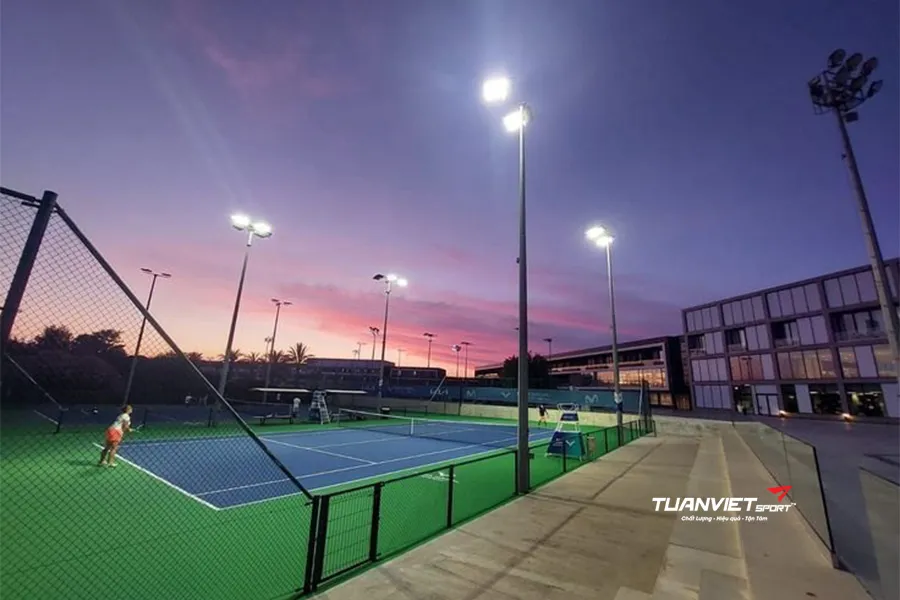 Ti&ecirc;u chuẩn chiếu s&aacute;ng s&acirc;n cầu l&ocirc;ng v&agrave; c&aacute;c loại đ&egrave;n pha LED phổ biến hiện nay