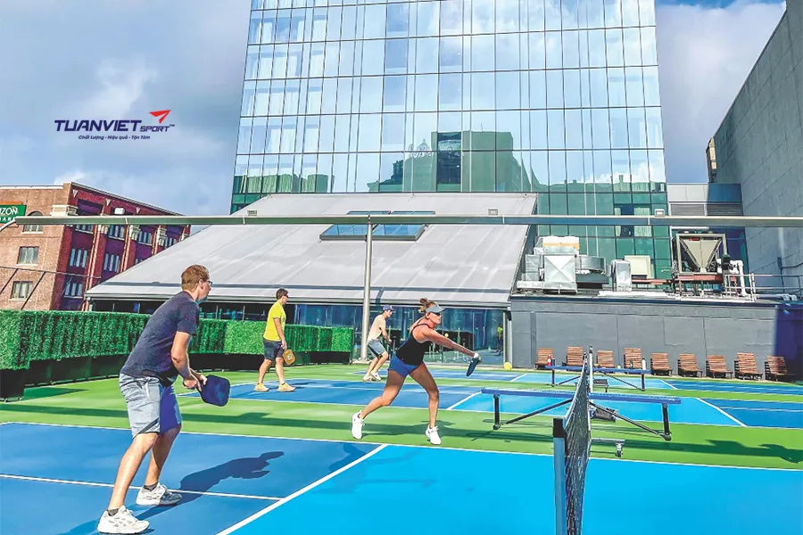 Thi c&ocirc;ng s&acirc;n Pickleball tr&ecirc;n s&acirc;n thượng giải ph&aacute;p thể thao tối ưu cho nh&agrave; phố