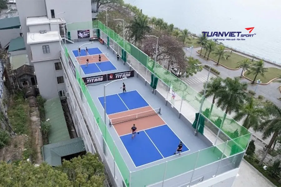 Thi c&ocirc;ng s&acirc;n Pickleball tr&ecirc;n s&acirc;n thượng giải ph&aacute;p thể thao tối ưu cho nh&agrave; phố