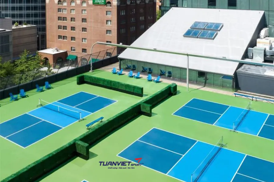 Thi c&ocirc;ng s&acirc;n Pickleball tr&ecirc;n s&acirc;n thượng giải ph&aacute;p thể thao tối ưu cho nh&agrave; phố