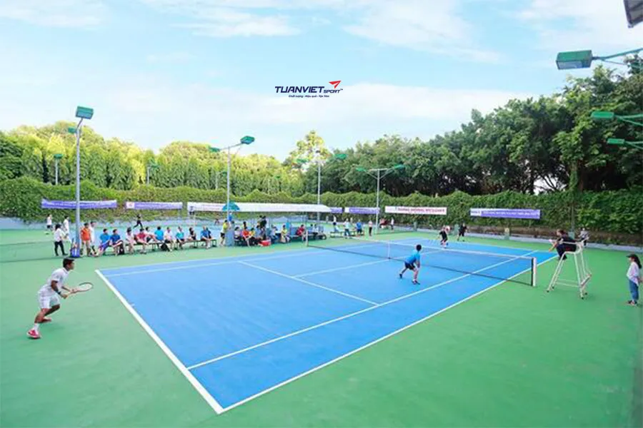 Cách vệ sinh sân tennis hiệu quả để duy trì chất lượng mặt sân