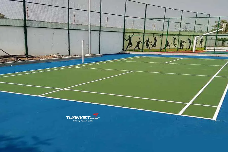 Cách vệ sinh sân tennis hiệu quả để duy trì chất lượng mặt sân
