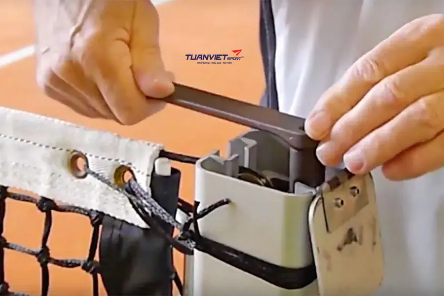 Hướng dẫn bảo dưỡng lưới v&agrave; cột s&acirc;n tennis