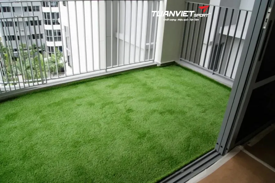 Biến Góc Ban Công Thành Sân Vườn Mini Thư Giãn Với Thảm Cỏ Nhân Tạo