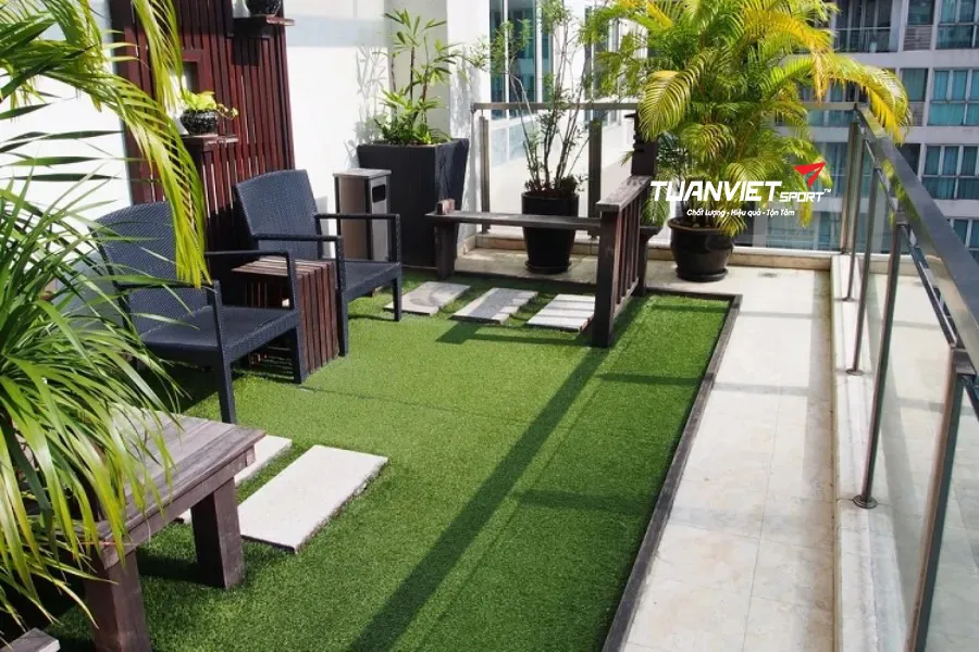 Biến Góc Ban Công Thành Sân Vườn Mini Thư Giãn Với Thảm Cỏ Nhân Tạo
