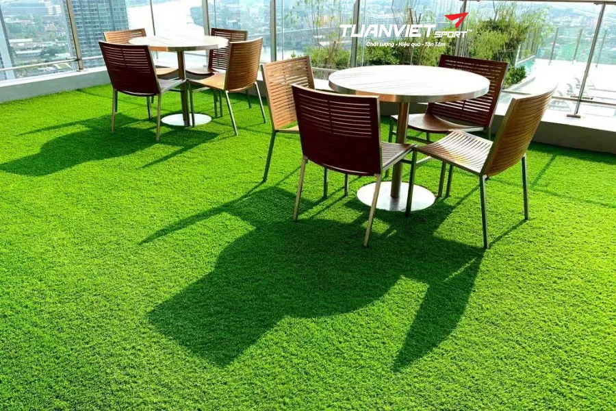 Biến Góc Ban Công Thành Sân Vườn Mini Thư Giãn Với Thảm Cỏ Nhân Tạo