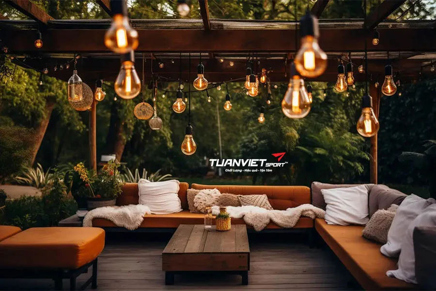 Biến sân cỏ nhân tạo thành không gian Giáng sinh rực rỡ chỉ trong vài bước