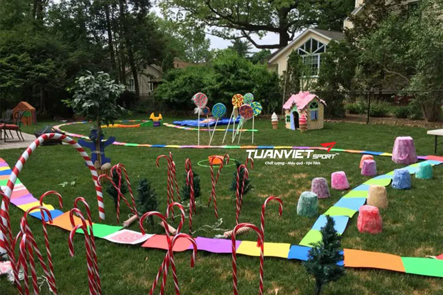 Biến sân cỏ nhân tạo thành không gian Giáng sinh rực rỡ chỉ trong vài bước