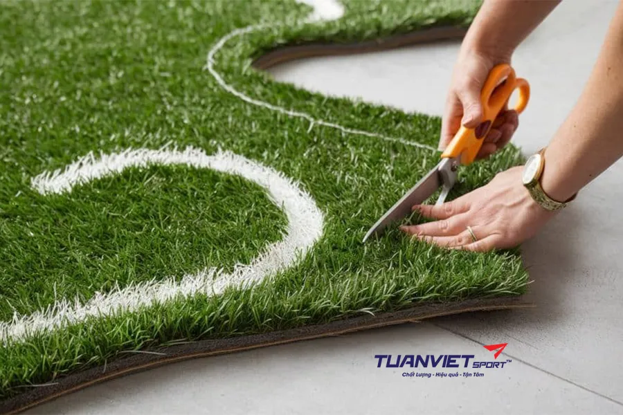 Cách cắt tạo hình cỏ nhân tạo Noel đơn giản mà đẹp mắt