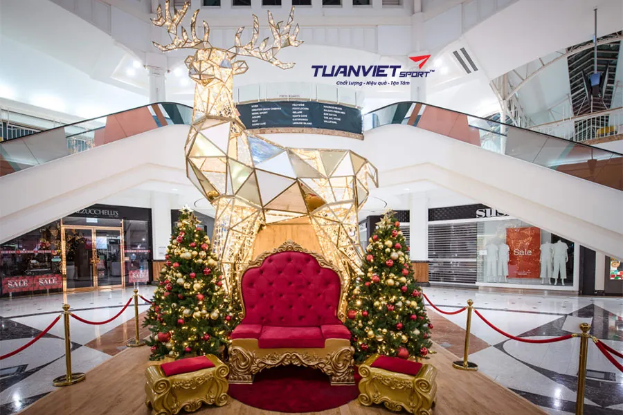 Cách dùng cỏ nhân tạo để thiết kế khu chụp hình Noel trong trung tâm thương mại