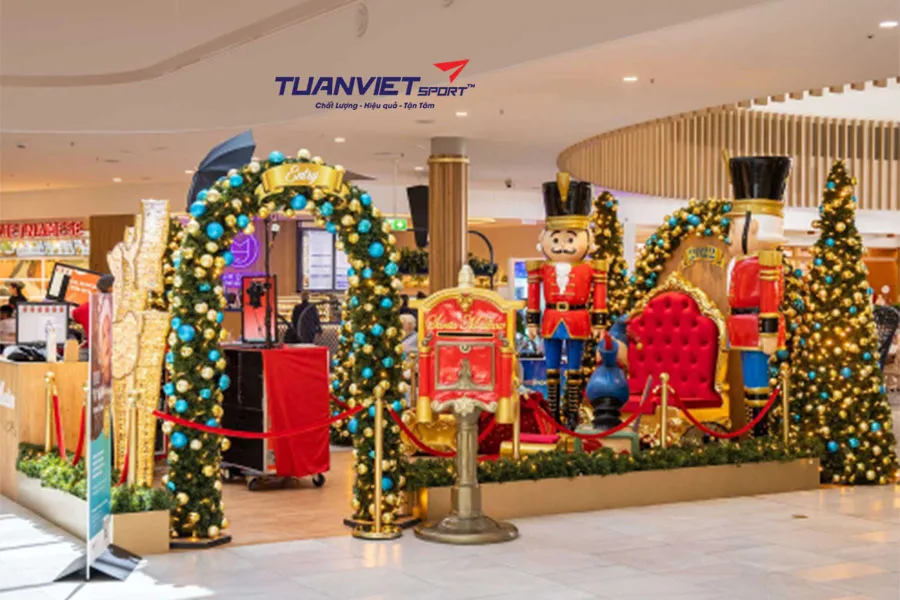 Cách dùng cỏ nhân tạo để thiết kế khu chụp hình Noel trong trung tâm thương mại