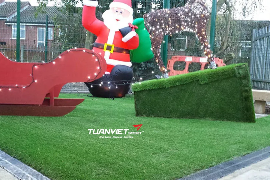 Cách dùng cỏ nhân tạo để thiết kế khu chụp hình Noel trong trung tâm thương mại
