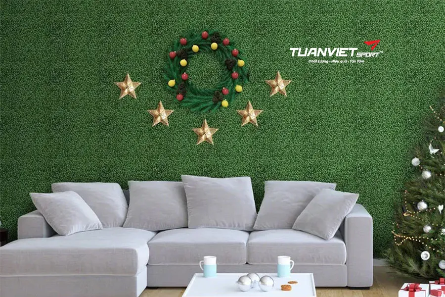 C&aacute;ch kết hợp cỏ nh&acirc;n tạo, c&acirc;y th&ocirc;ng v&agrave; đ&egrave;n để tạo g&oacute;c check-in Noel lung linh tại nh&agrave;