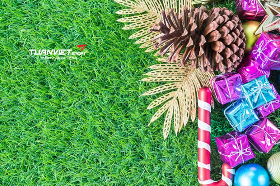 Cách kết hợp cỏ nhân tạo với màu đỏ và trắng để tạo không khí Giáng sinh rực rỡ