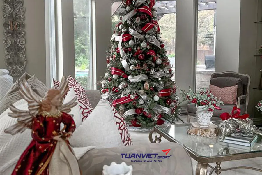 Cách kết hợp cỏ nhân tạo với màu đỏ và trắng để tạo không khí Giáng sinh rực rỡ