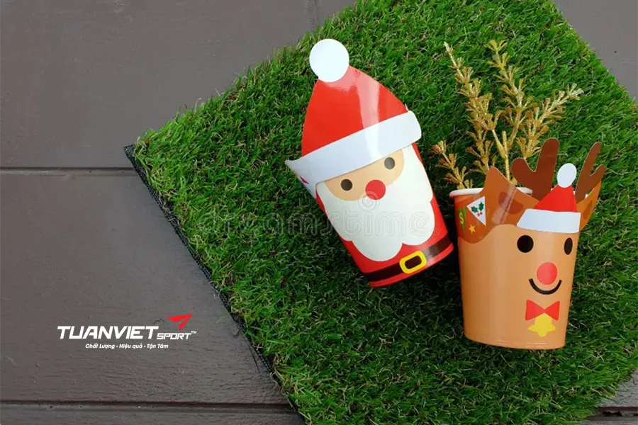 Cách kết hợp cỏ nhân tạo với màu đỏ và trắng để tạo không khí Giáng sinh rực rỡ