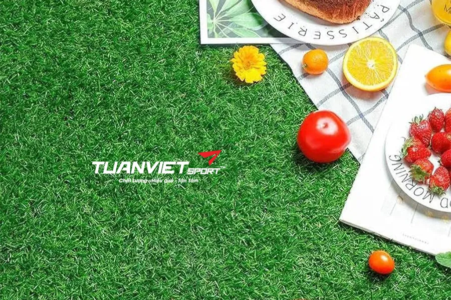 Cách kết hợp cỏ nhân tạo với màu đỏ và trắng để tạo không khí Giáng sinh rực rỡ