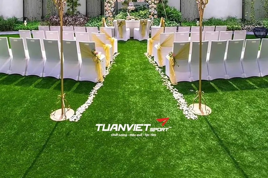 Cỏ nh&acirc;n tạo cho tiệc cưới Gi&aacute;ng sinh Concept xanh trắng sang trọng v&agrave; ấm c&uacute;ng