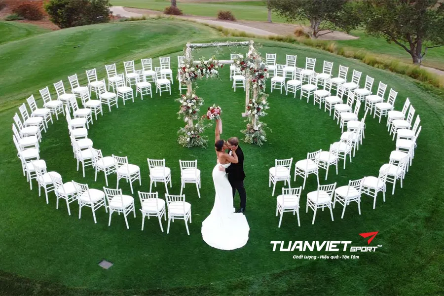 Cỏ nh&acirc;n tạo cho tiệc cưới Gi&aacute;ng sinh Concept xanh trắng sang trọng v&agrave; ấm c&uacute;ng