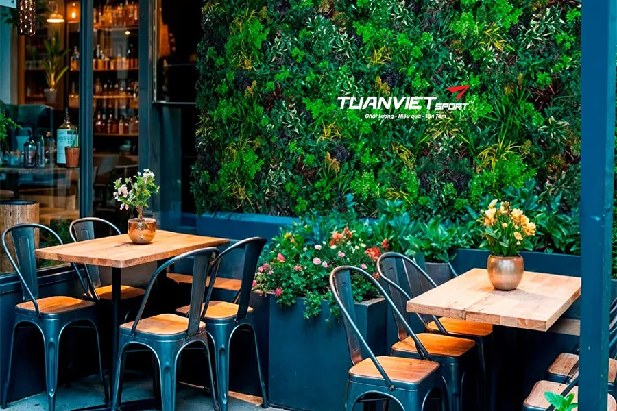 Decor quán cafe Noel phong cách xanh: Biến tấu không gian với cỏ nhân tạo trang trí