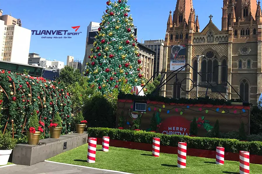 Decor quán cafe Noel phong cách xanh: Biến tấu không gian với cỏ nhân tạo trang trí