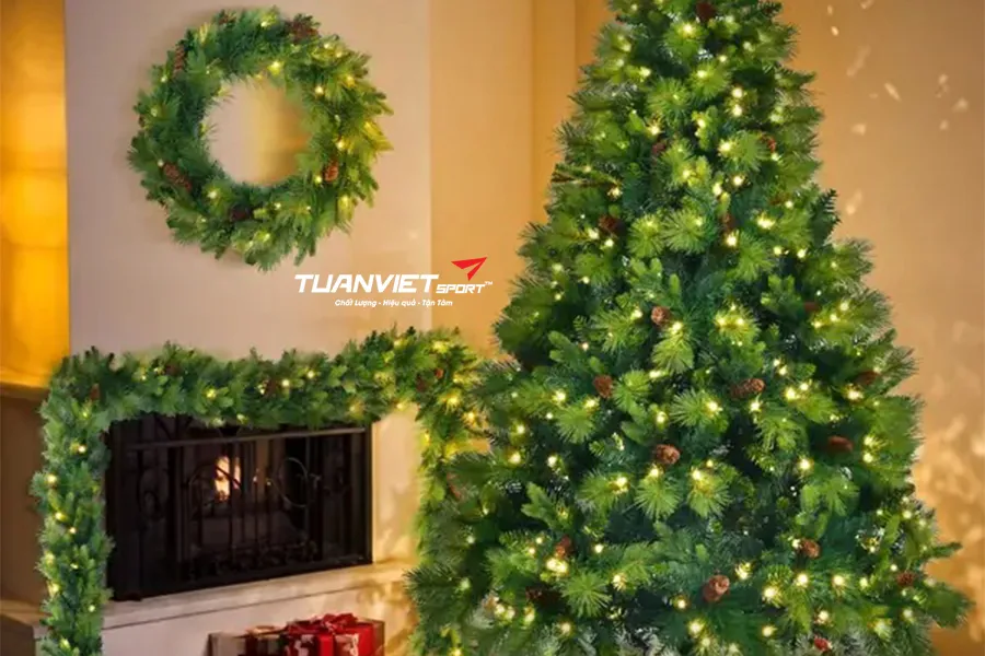 Decor quán cafe Noel phong cách xanh: Biến tấu không gian với cỏ nhân tạo trang trí