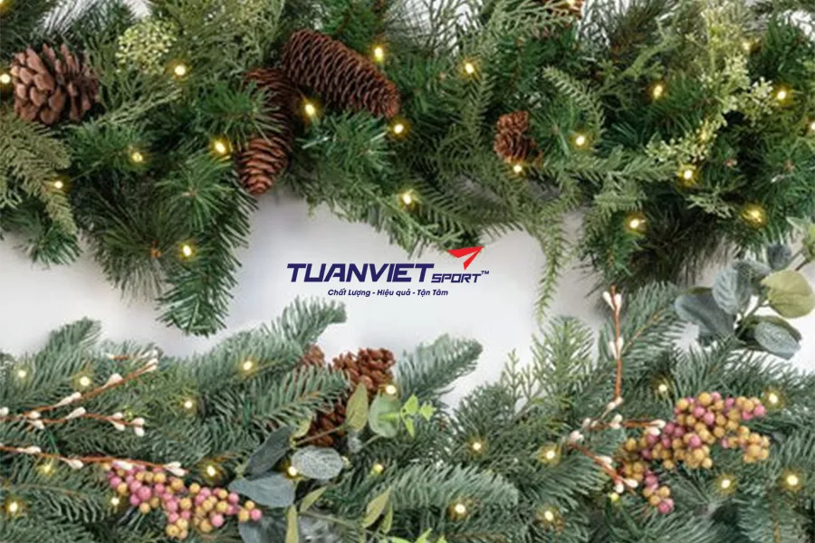 Decor quán cafe Noel phong cách xanh: Biến tấu không gian với cỏ nhân tạo trang trí