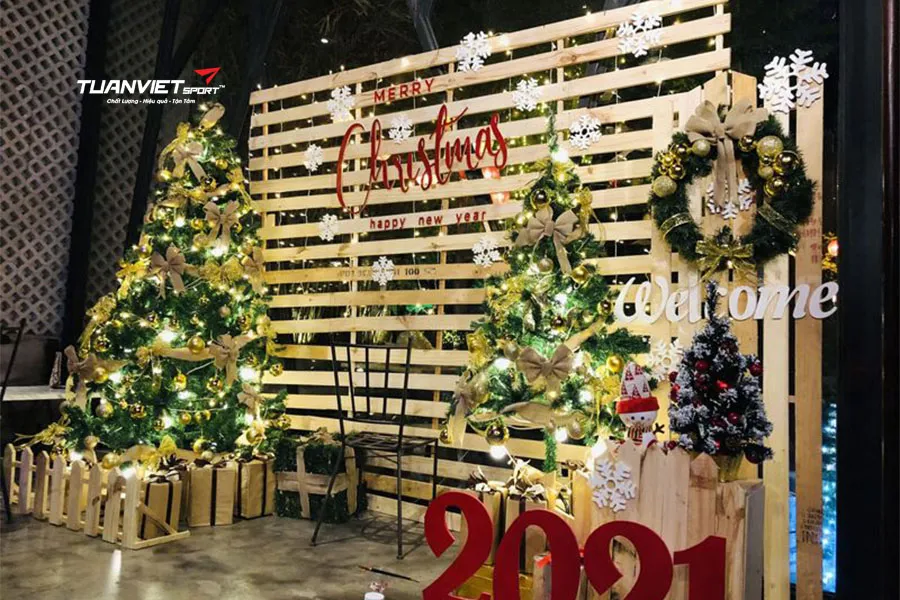 Gợi ý trang trí Giáng sinh bằng cỏ nhân tạo cho quán cà phê đẹp và tiết kiệm