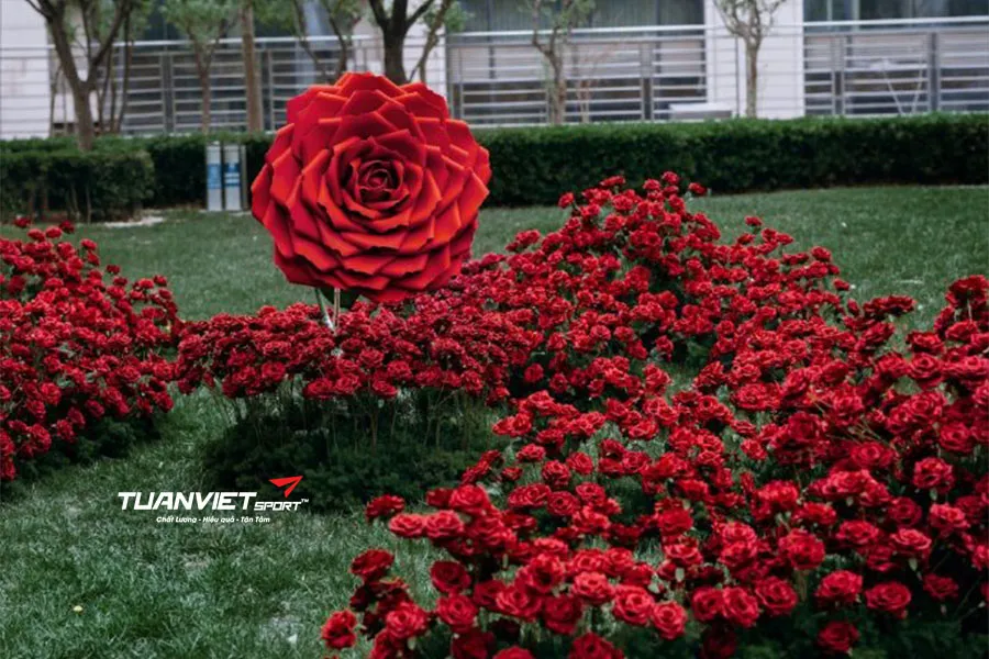 Gợi &yacute; trang tr&iacute; tiểu cảnh s&acirc;n vườn ng&agrave;y Tết bằng cỏ nh&acirc;n tạo đẹp, dễ l&agrave;m