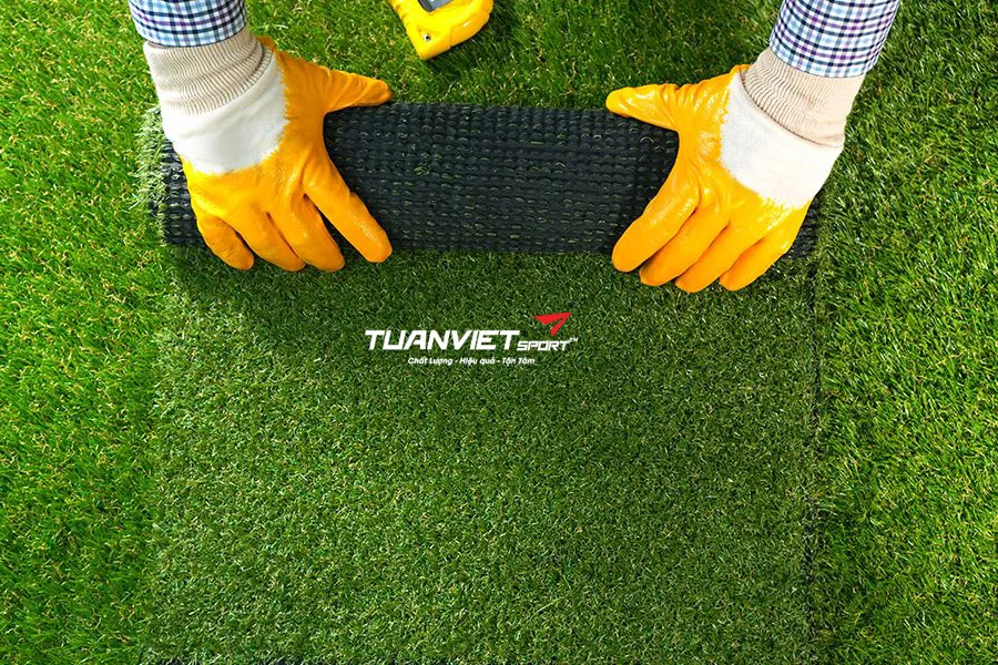 Mẹo cố định cỏ nhân tạo trang trí Noel ngoài trời an toàn, thẩm mỹ