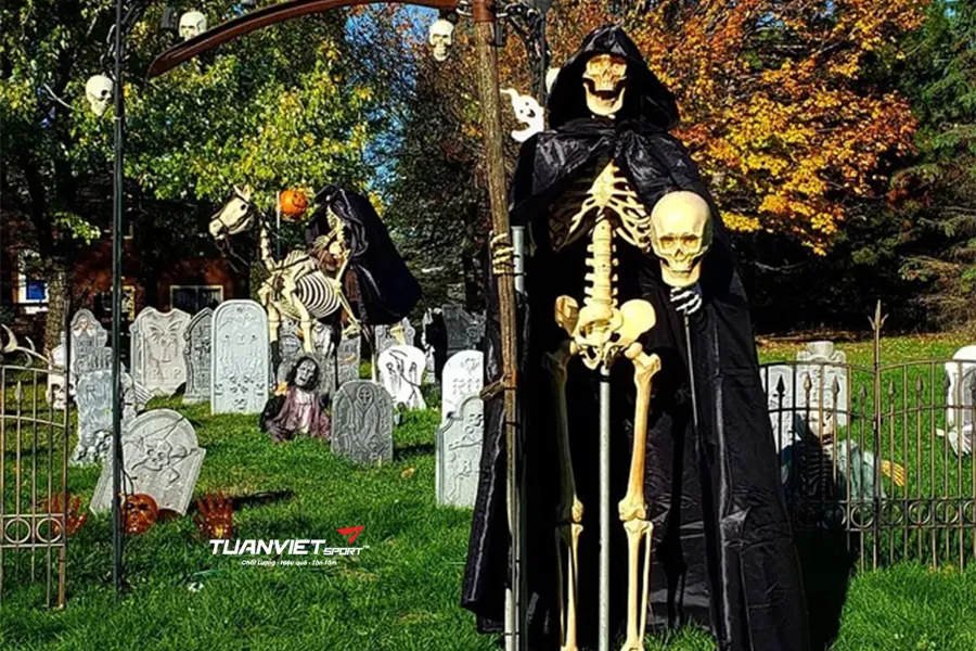 Tạo hiệu ứng “nghĩa địa mini” Halloween với cỏ nhân tạo và ánh sáng ma mị