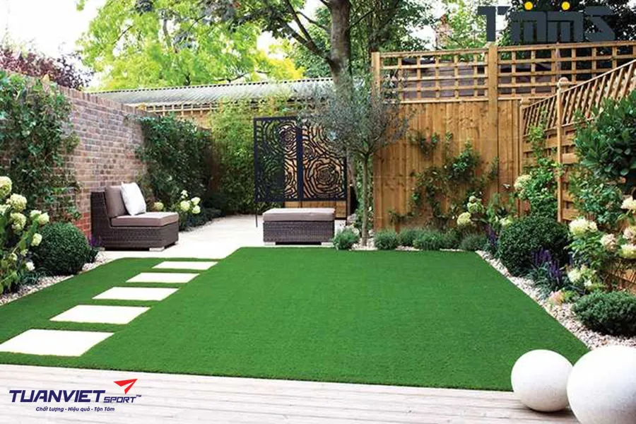 Thảm cỏ nhân tạo sân vườn giá rẻ – ứng dụng trong nhà, trường học, quán cafe và khu dân cư